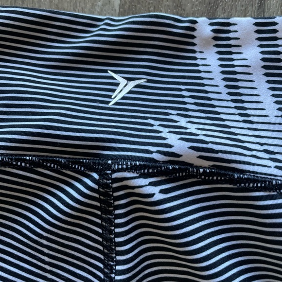 Old Navy Active Women's Go Dry Fitted Capri Leggings Floral Black - Picture 5 of 7